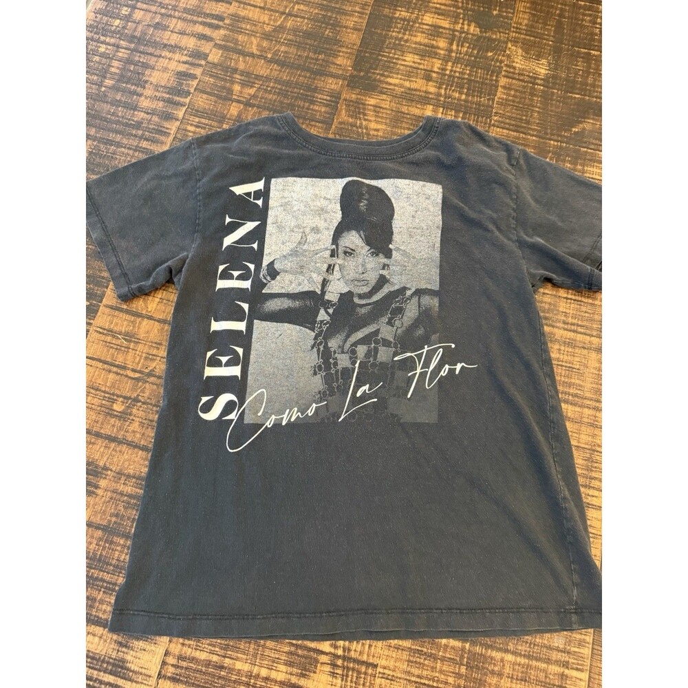 Selena Como La Flor B&W Photo Graphic Black T-Shirt Hybrid Size S